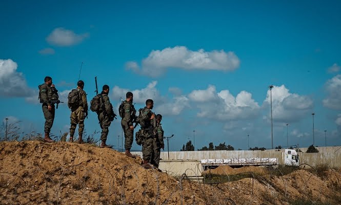 صحيفة أميركية: جنود الاحتلال أجبروا أسرى فلسطينيين على مهام استطلاعية تهدد حياتهم