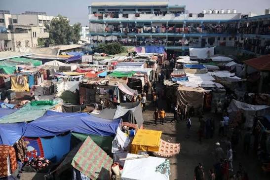 بدء إخلاء مراكز الإيواء في المدارس والمقار الحكومية ونقل النازحين إلى مواقع بديلة