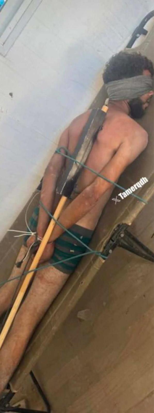 هآرتس: صورة معتقل فلسطيني مقيّد بعصا تثير تساؤلات حول ممارسات الجيش الإسرائيلي في غزة
